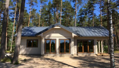 Palkmaja mis on ehitatud Kullimännikule